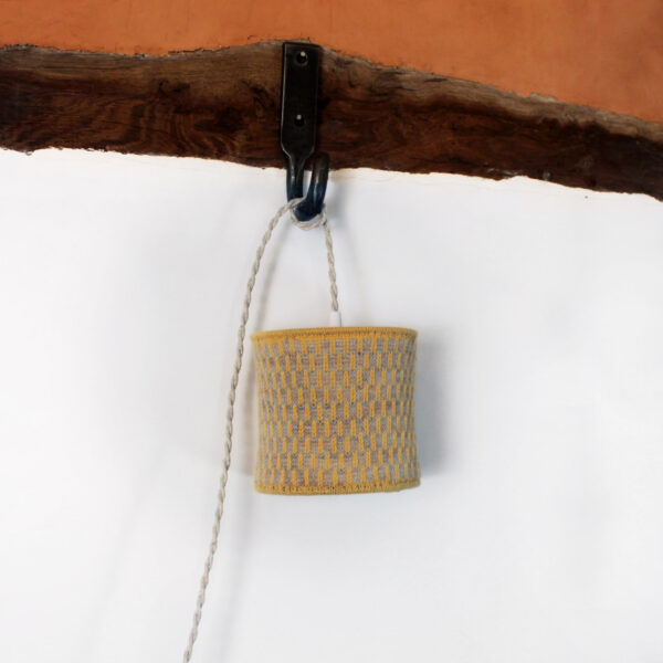 Lampe d'appoint baladeuse à suspendre en maille, tricot de laine. Suspension design artisanale et fait main.