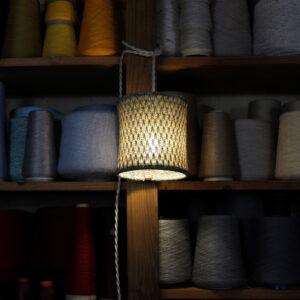 Lampe d'appoint baladeuse à suspendre en maille, tricot de laine. Suspension design artisanale et fait main.