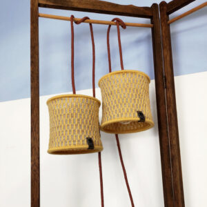 Lampe d'appoint baladeuse à suspendre en maille, tricot laine. Suspension design artisanale fait main.