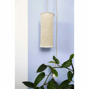 Lampe d'appoint baladeuse à suspendre en maille, tricot de laine. Suspension design artisanale et fait main.