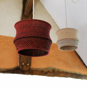 Abat-jour en maille tricotée RIZOM, conception artisanale et locale en Bretagne.