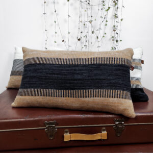 Coussin rayé de décoration design. Collection Dé-lignes, format standard rectangulaire en maille tricotée, laine bretonne et lin français