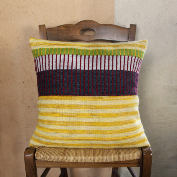 Coussin tricoté en jacquard et rayures jaunes pour décoration éthique. Collection Fair Isle, format standard carré déhoussable en maille, laine bretonne