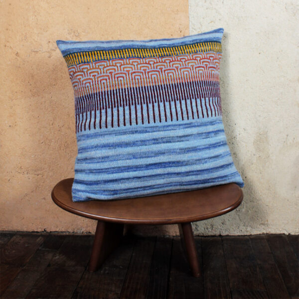 Coussin tricoté en jacquard et rayures bleues pour décoration éthique. Collection Fair Isle, format standard carré déhoussable en maille, laine bretonne