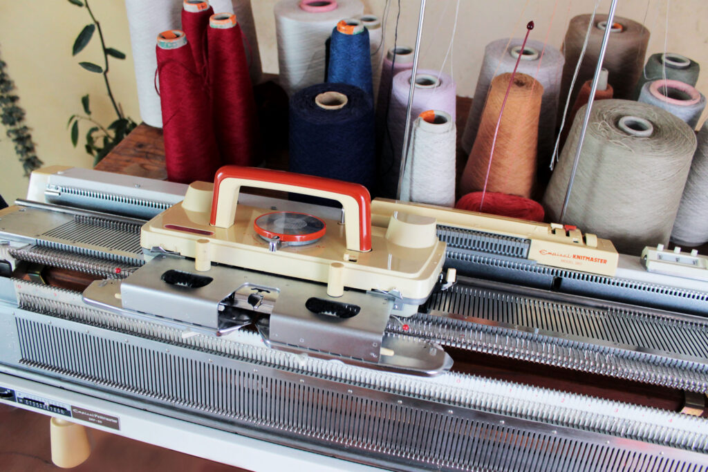 Le tricotage des articles vendus par l'atelier RIZOM sont réalisée à l'aide de cette ancienne machine à tricoter 