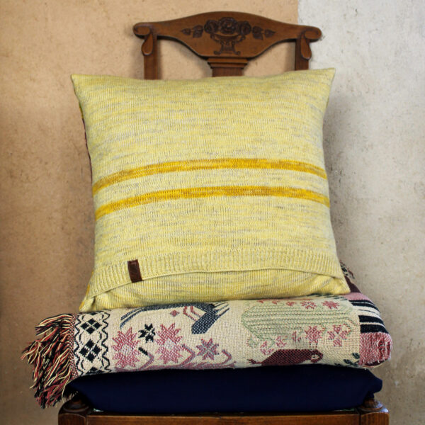 Dos de la housse de coussins entièrement en maille tricotée pour la collection Fair Isle RIZOM