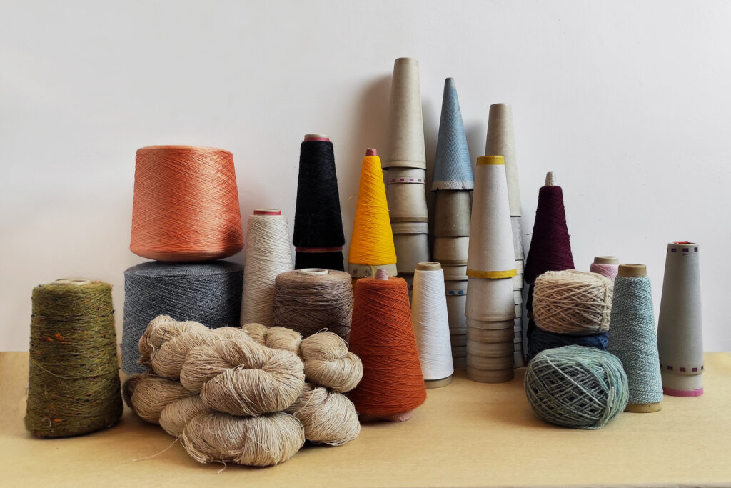 RIZOM collecte de la matière première textile, cônes, bobines, pelotes de fils et tissus de seconde main, pour valoriser à l'atelier et créer selon un modèle de production vertueux