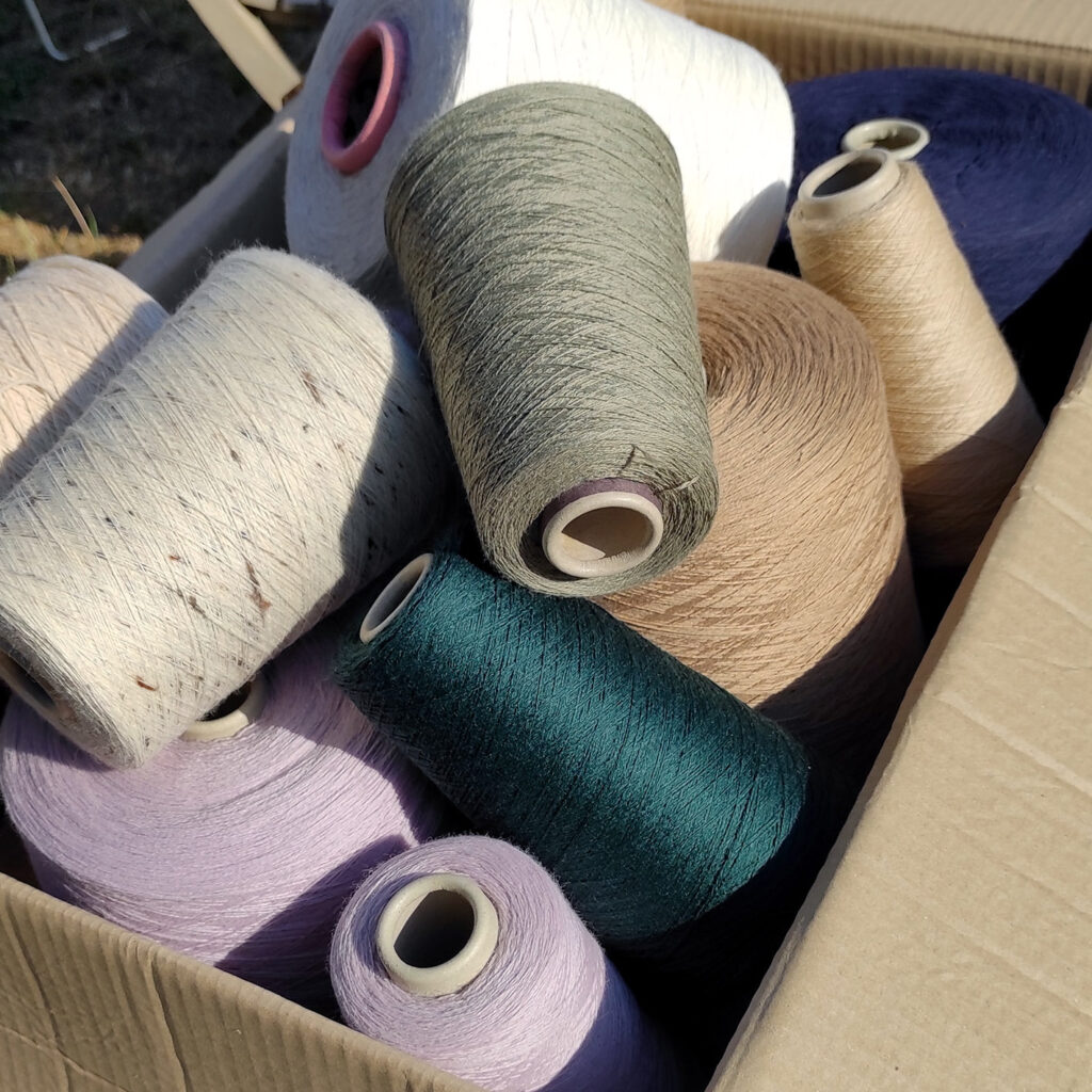 Matière première textile, fils de laine de seconde main, en cônes et bobines collectés en Bretagne