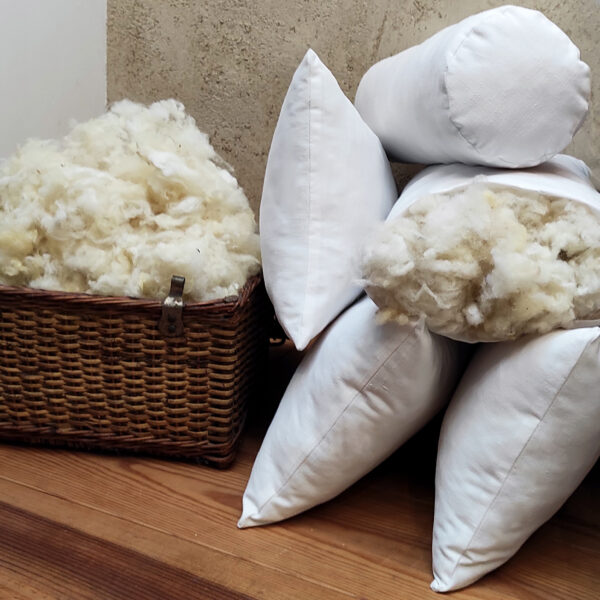 Coussins de garnissage en pure laine bretonne, formats variés. Literie écologique, rembourrage antiacariens.