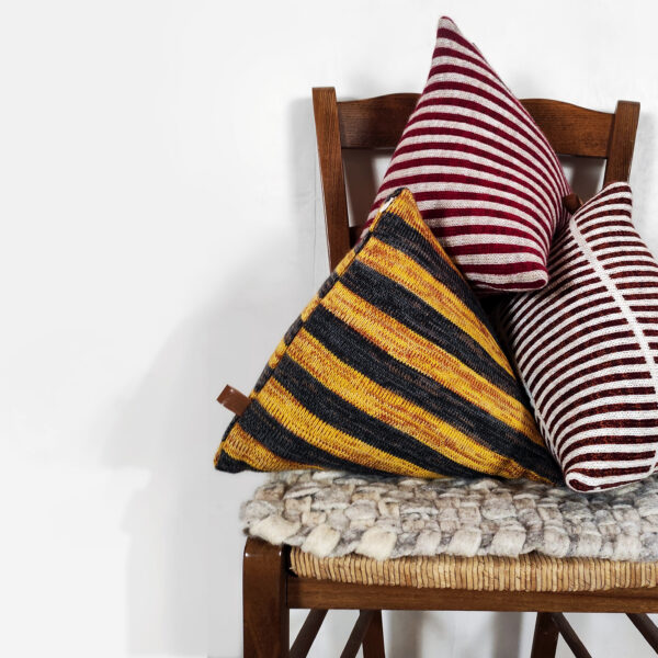 Vue d'ensemble de la collection de coussins berlingots fait main en maille tricotée. Forme singulière, décoration d'intérieur engagée unique et responsable