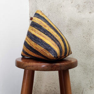 Coussin berlingot rayé en maille tricotée. Coussin de décoration design original et géométrique, déhoussable, rembourré en laine bretonne