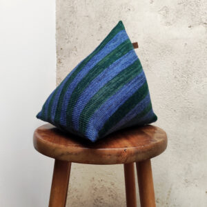 Coussin berlingot rayé en maille tricotée. Coussin de décoration design original et géométrique, déhoussable, rembourré en laine bretonne