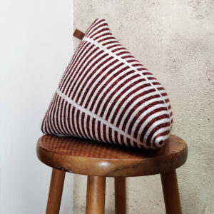 Coussin berlingot rayé en maille tricotée. Coussin de décoration design original et géométrique, déhoussable, rembourré en laine bretonne