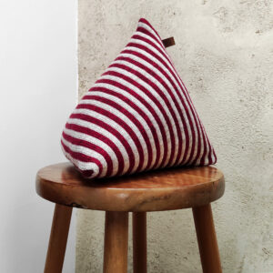 Coussin berlingot rayé en maille tricotée. Coussin de décoration design original et géométrique, déhoussable, rembourré en laine bretonne