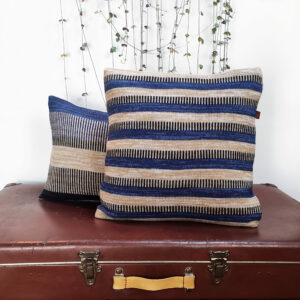 Coussin rayé de décoration design. Collection Dé-lignes, format standard carré déhoussable en maille tricotée, laine bretonne et lin français