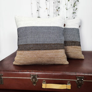 Coussin rayé de décoration design. Collection Dé-lignes, format standard carré déhoussable en maille tricotée, laine bretonne et lin français