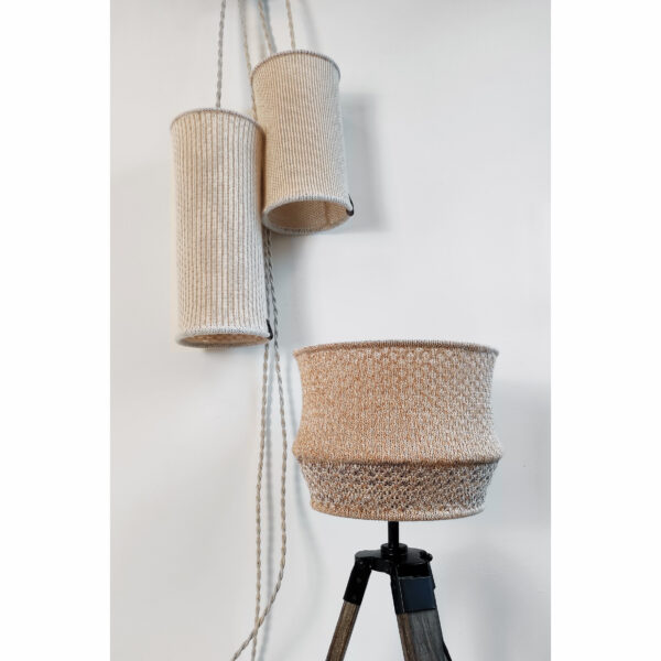 Vue d'ensemble collection de lampes baladeuses et abat-jour pour lampe sur pied en tricot beige sable RIZOM