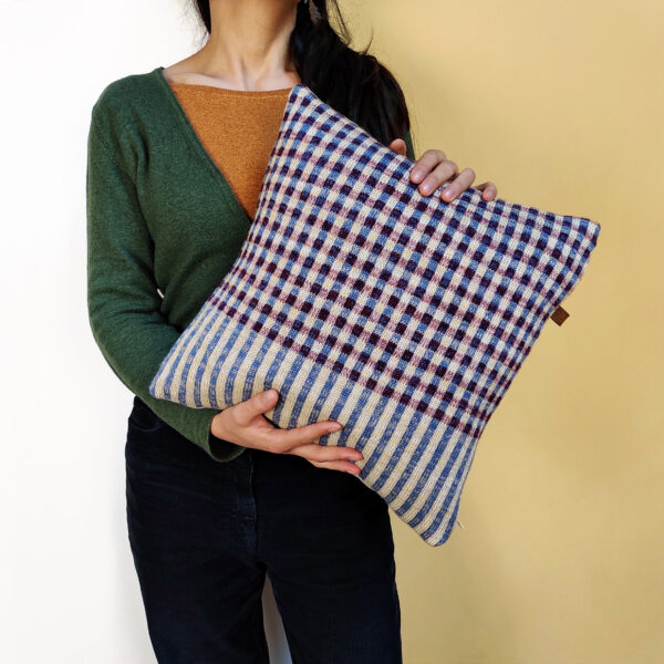 Coussin à carreaux bleu mauve et beige pour décoration intérieur. Collection vichy, format standard carré en maille tricotée, laine bretonne et lin français