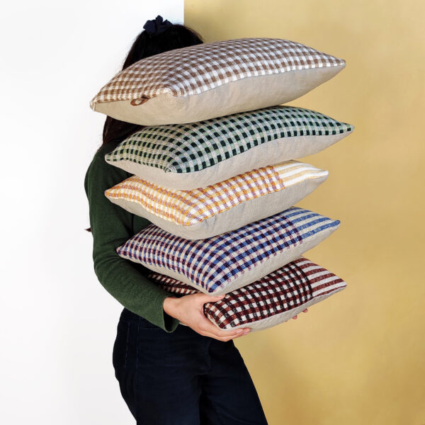 Pile de coussins tricotés en laine et lin, collection vichy déhoussables carrés et rectangulaires. Rizom atelier textile
