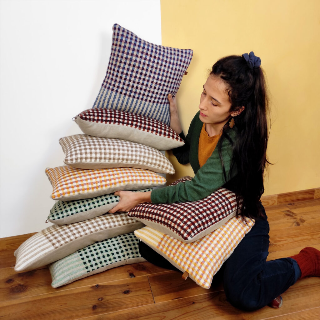 Mona-Louise Gillet designer maille créatrice de RIZOM Atelier Textile  collection coussin tricot vichy