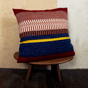 Coussin tricoté en jacquard et rayures colorées pour décoration éthique. Collection Fair Isle, format standard carré déhoussable en maille, laine bretonne