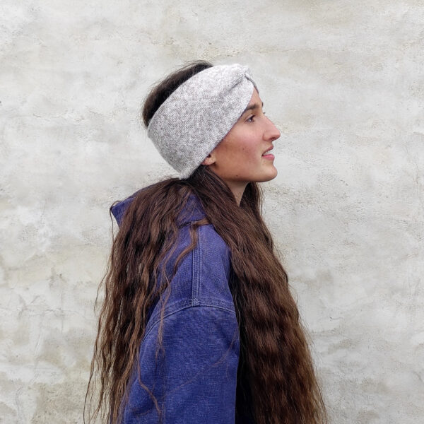 Ce bandeau en laine et mohair tricoté est un cache oreilles pour femme pour l'hiver, c'est un bonnet demi turban.