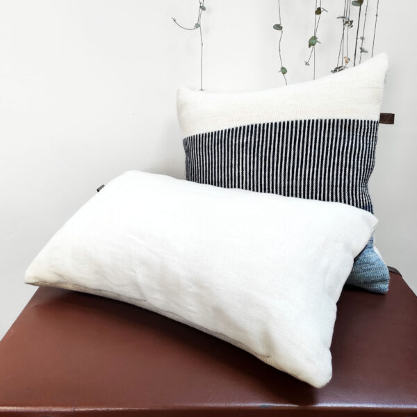 Dé-lignes . coussin rectangulaire // tricot laine & lin – Image 4