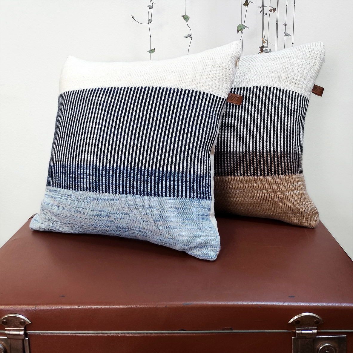 Coussin rayé de décoration design. Collection Dé-lignes, format standard carré déhoussable en maille tricotée, laine bretonne et lin français