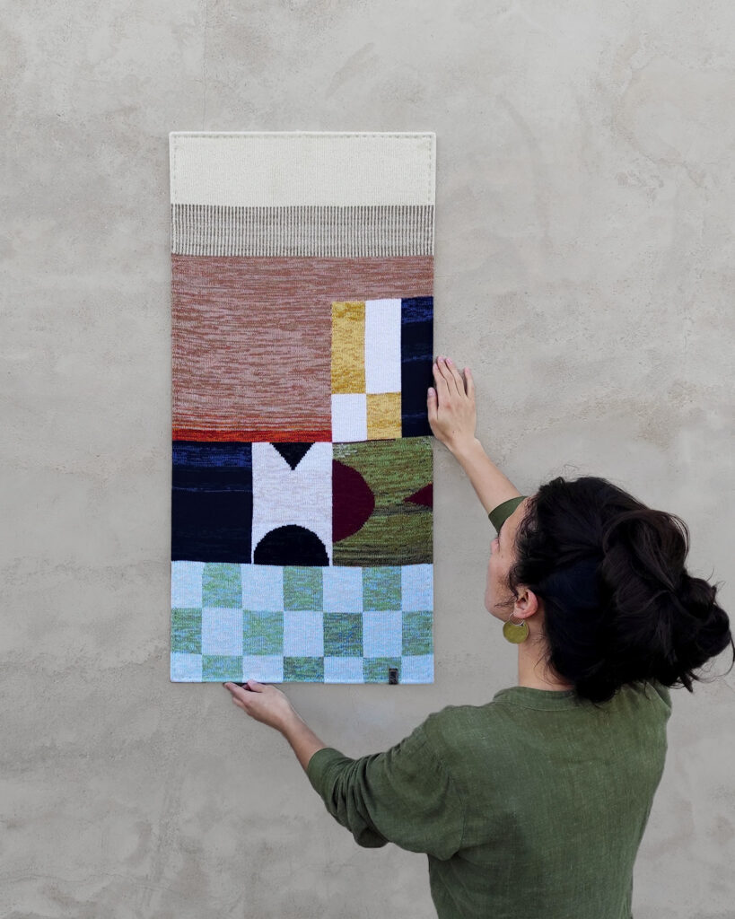 Oeuvre murale tricotée par Mona-Louise Gillet