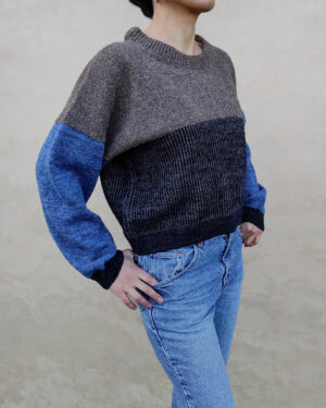 Pull pasou vue de profil. Pull en laine française tricoté par RIZOM. Coupe femme court ample.