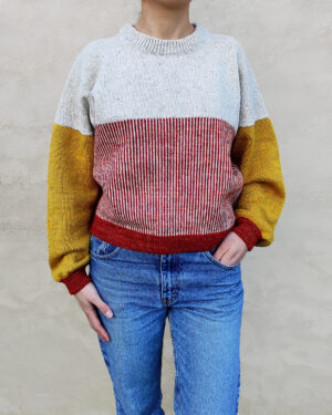 Pull Pasou tricoté en maille, mérinos français et laines de seconde main. Un modèle RIZOM Atelier Textile en Bretagne. Vue de face.